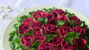 Kein Salat, und ein Meisterwerk! Das Rezept ist sehr schön und lecker Salat „Rose“!