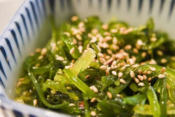  Aus Seetang können köstliche Salate hergestellt werden. (Foto: sheknows.com)