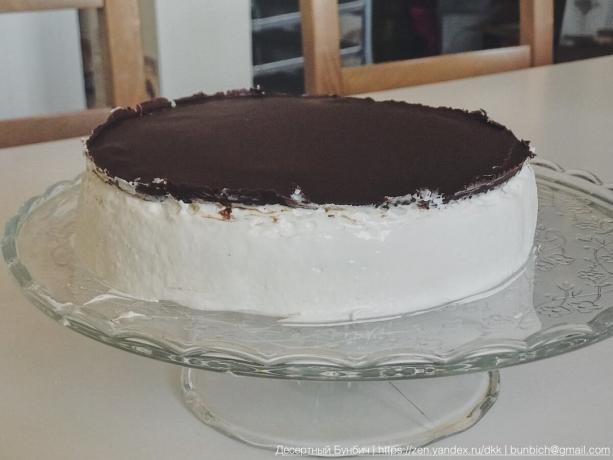 Auf dem Foto ist nicht klar, aber der Kuchen hält nicht seine Form und langsam „schwimmt“