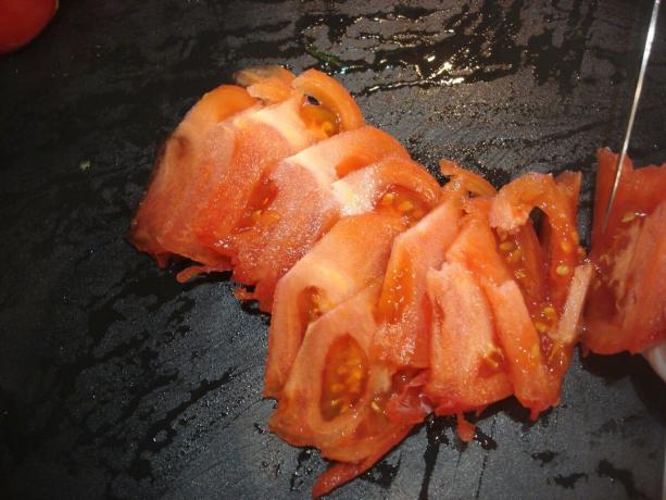 Foto gemacht durch den Autor (in Scheiben geschnittene Tomaten)