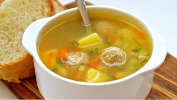 Die köstliche Suppe mit Fleischbällchen. Einfach und schnell!