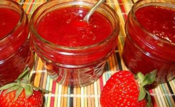 Erdbeeren, püriert mit Zucker, für den Winter. Ein einfaches Rezept ohne Kochen