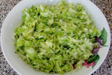 Der köstliche Salat von Kohl und Zwiebeln. Achten Sie darauf, es zu versuchen!