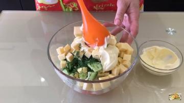 Salat mit Krabben-Sticks in einem Korb