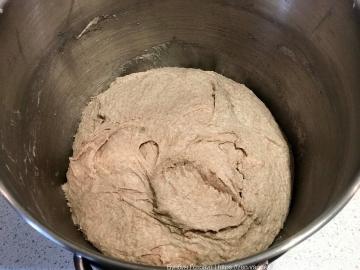 Wie ich ispok sein erstes Brot Sauerteig. Rezept für Anfänger Bäcker.