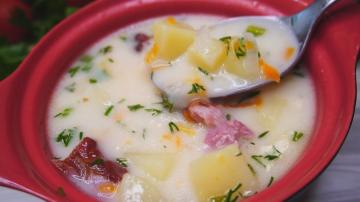Einfache Suppe mit Käse geräucherten Produkten, wie seine Schnelligkeit beim Kochen und Geschmack