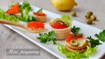 5 Auswahl an Sandwiches mit rotem Kaviar auf einem Urlaub. Überraschen Sie Ihre Gäste