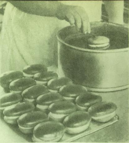 Der Prozess der Kuchen „Bush“ vorbereitet. Foto aus dem Buch „Herstellung von Gebäck und Kuchen“, 1976 