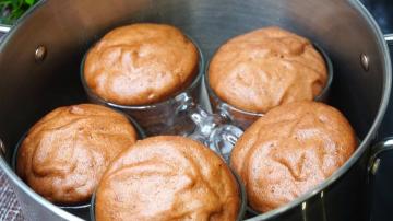 Muffins in einer Pfanne auf einem herkömmlichen Herd