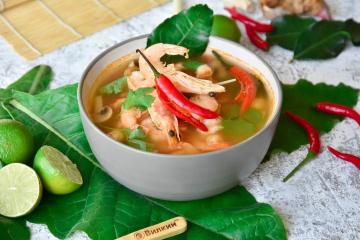 Tom Yam Kung Suppe: eine Kombination aus bitter, würzig, süß, sauer und salzig auf einem Teller