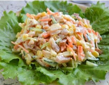 Salat „Snacks“ mit geräuchertem Huhn und Mais. einfaches Rezept