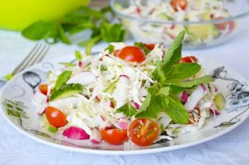Helle, saftig und sehr nützlich Salat mit Radieschen