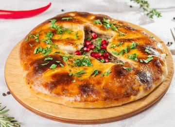 Treffen Sie Lobiani Kuchen mit Bohnen und wunderbares Gebäck aus georgische Küche