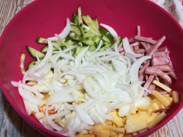 Ein köstlicher Salat mit Schinken und Chinakohl
