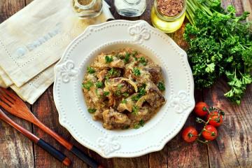 Rinderleber in saurer Sahne mit Zwiebeln