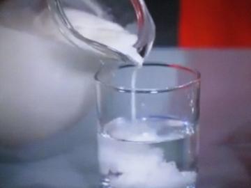 Wie man schnell und einfach feststellen, dass die mit Wasser gelöst Milch (3 bewährte Wege)