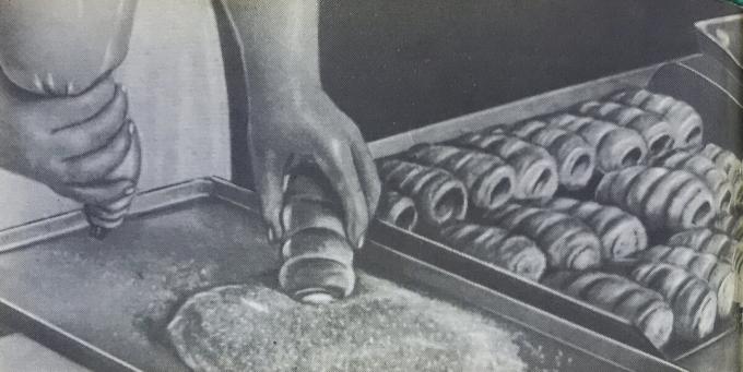 Verfahren zur Herstellung von Tubuli mit Sahne. Foto aus dem Buch „Herstellung von Gebäck und Kuchen“, 1976 