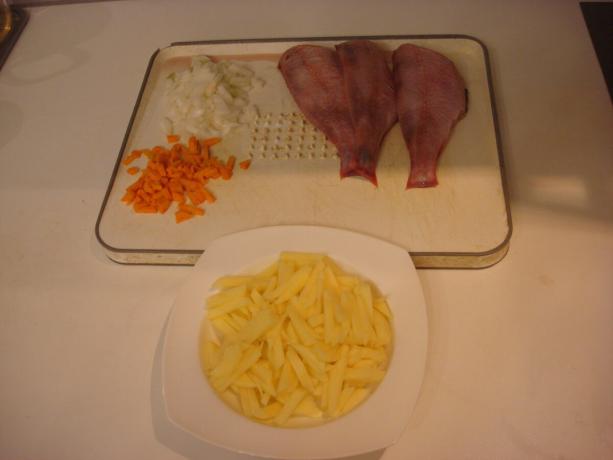 Foto gemacht durch den Autor (zubereiteten Fisch, Kartoffeln, Zwiebeln, Karotten)