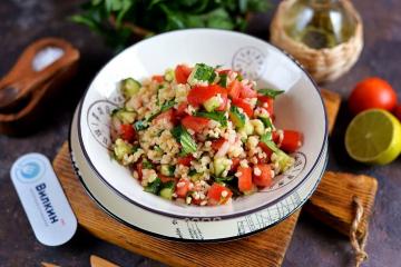 Tabouleh-Salat mit Gurke und Zwiebel