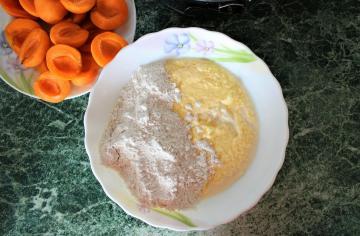 Empfindliche Kuchen mit Aprikosenfüllung