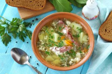Grüne Suppe mit Sauerampfer und Ei