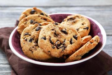 Wie backen Kekse mit Schokoladenstückchen