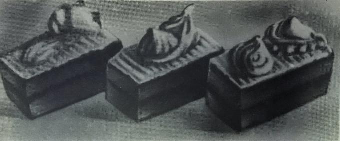 Cake "Sponge mit Protein-Creme." Foto aus dem Buch „Herstellung von Gebäck und Kuchen“, 1976 