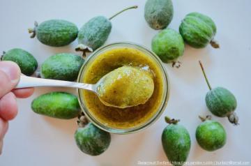 Mom teilten ihr Rezept für Marmelade feijoa. Sie kocht es ohne Kochen