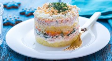 Salat „MIMOSA“ mit geschmolzenem Käse und rosa Lachs geräuchert