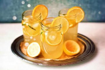 Hausgemachte Limonade aus Zitronen