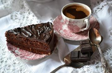 Schokolade mit Tee oder Kaffee - eine Kombination, dass Sie 10 Jahre des Lebens hinzufügen
