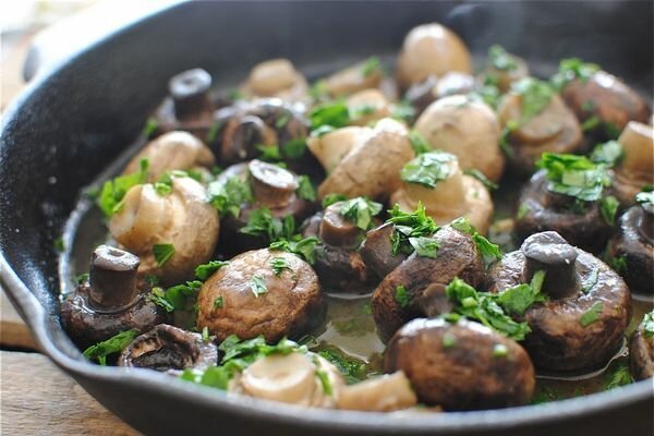 Gebratene Pilze belasten den Körper ernsthaft (Foto: bevcooks.com)