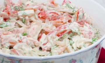 Frischer Salat mit Krabben-Sticks, die alles Lob! Jetzt kochen Sie es einfach!
