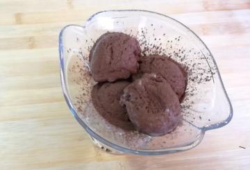 Selbst gemachtes Schokoladen-Eis von 3 Produkten. Gekochte sehr schnell und einfach.