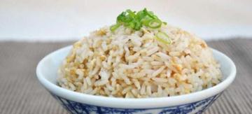 Wie ein köstliches krümelig Reis garniert kochen