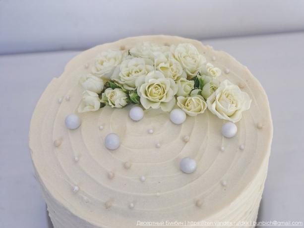 Ein einfaches Beispiel dafür, wie der Kuchen mit frischen Blumen dekorieren