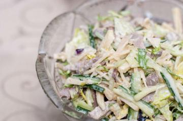 Geifert! Teilen leckeres und reichhaltiges Salat von Rinderzunge.