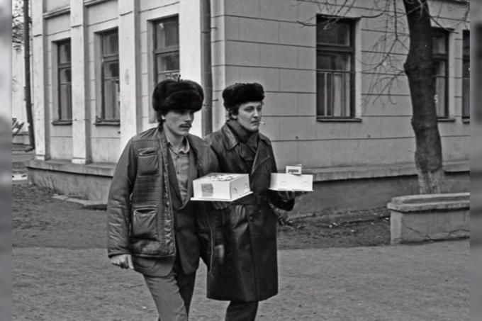 Wanderung zu den Gästen mit einem Kuchen in der sowjetischen Zeit. Fotos - Yandex. Bilder