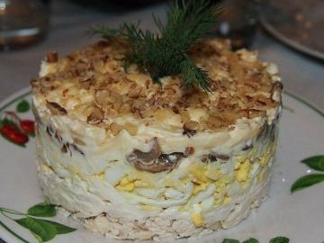 Salat „White Tanz“ mit Huhn, Pilze und Nüsse auf Silvester 2019