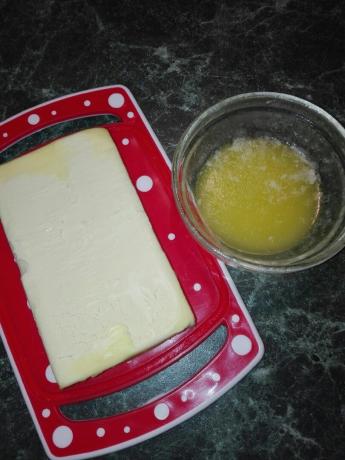 In meiner Kindheit gibt es immer im Kühlschrank Glas mit geschmolzener Butter.