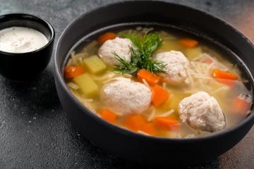 Deftige Suppe mit Fleischbällchen und Nudeln