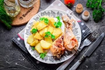 Hühnchen mit Kartoffeln im Ofen gebacken