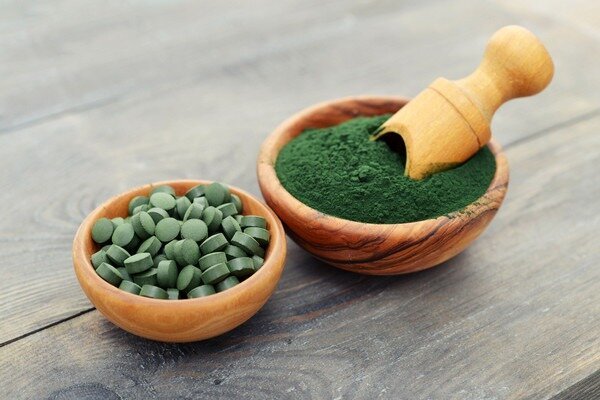 Spirulina kann frisch, getrocknet in Form von Nahrungsergänzungsmitteln gekauft werden (Foto: trojmiasto.pl)