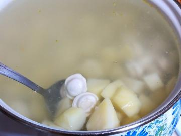 Köstliche hausgemachte Suppe mit Knödeln