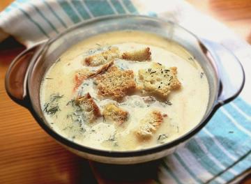 Suppe mit Käse und geräuchertem Huhn: das gleiche Rezept, sie suchen alle