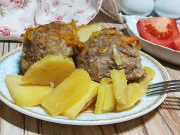 Kartoffel köstliches Abendessen und Füllung im Ofen