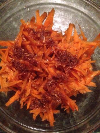 Füllen mit heißem Öl (mit Knoblauch und Sojasauce) - Karotten, auf einen Reibe gerieben.