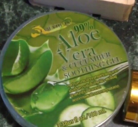 Ausgeflippt Aloe Vera Gel! Er hat einfach nicht wirklich cool! Ich bin ein wenig tupanul und eine große Flasche (300 ml) wurden in Handgepäck gelegt, nahm ich es, wie es für Flüssigkeiten gilt. Der Preis hier ist so klein - 50 Rubel.