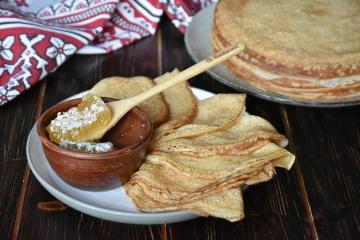 Dünne Molkepfannkuchen mit Löchern