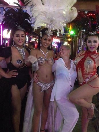 Bangla Road. Dort finden Sie Trance sehen. Foto mit ihm kostenlos)) 100-15- Baht. Nun, jemand mit ihnen nicht nur Fota, und ihre Dienste nutzen, aber das ist nicht mein Thema))